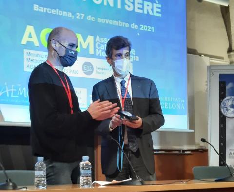Jordi Mazón, president de l'ACAM, entrega la medalla de l'entitat a Eliseu Vilaclara, director de l'SMC.
