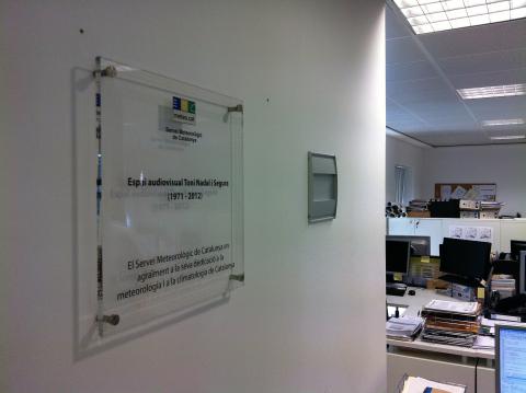 Placa de l'espai audiovisual Toni Nadal, ubicat a les oficines centrals del Servei Meteorològic de Catalunya